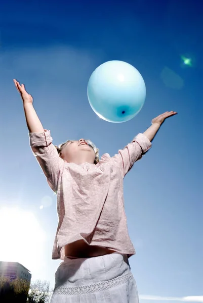 Anos Idade Menina Jogando Balão — Fotografia de Stock