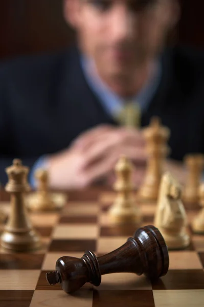 Homem Negócios Jogando Jogo Xadrez — Fotografia de Stock