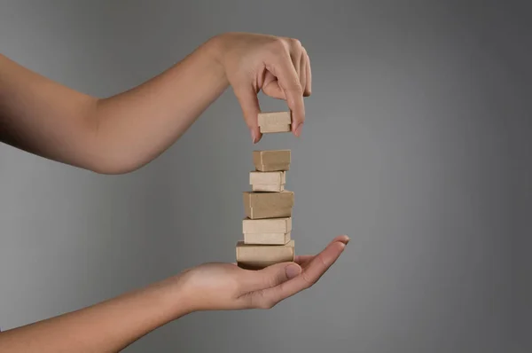 Vrouwelijke Handen Die Een Stapel Kleine Dozen Vasthouden — Stockfoto