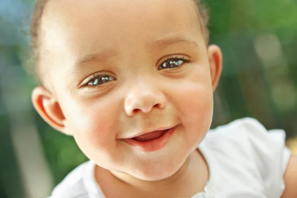 Bebek Kameraya Gülümsüyor — Stok fotoğraf