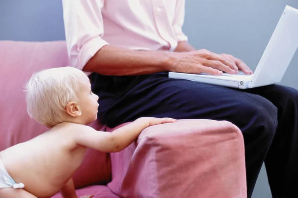 Bebé Sofá Con Hombre Escribiendo — Foto de Stock