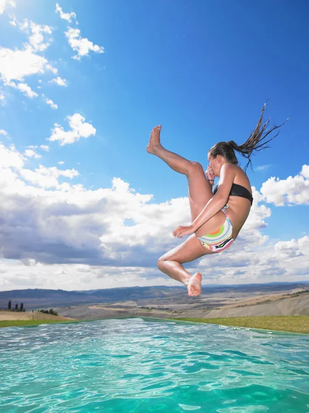 Mujer Saltando Piscina — Foto de Stock