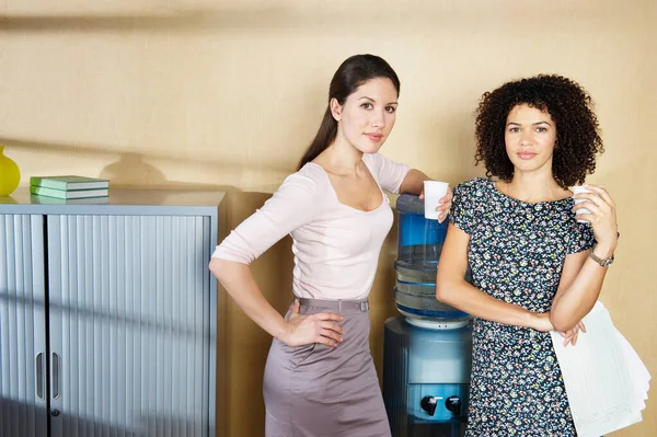 Dos Mujeres Que Encuentran Lado Del Refrigerador Agua —  Fotos de Stock