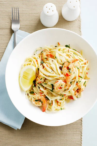 Cuenco de pasta linguine con gambas — Foto de Stock