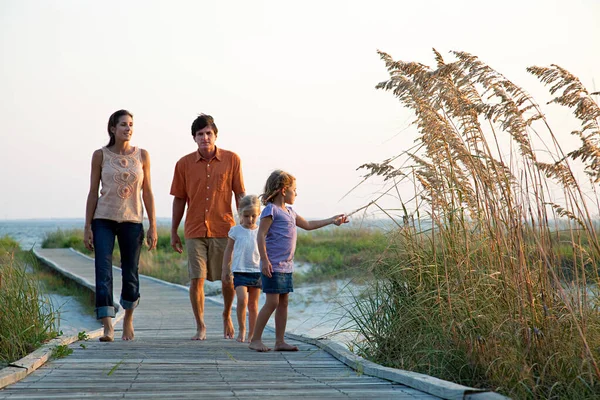 Familie Spaziert Auf Strandpromenade — Stockfoto