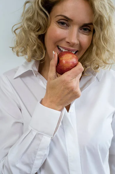 Mujer Comiendo Una Manzana —  Fotos de Stock