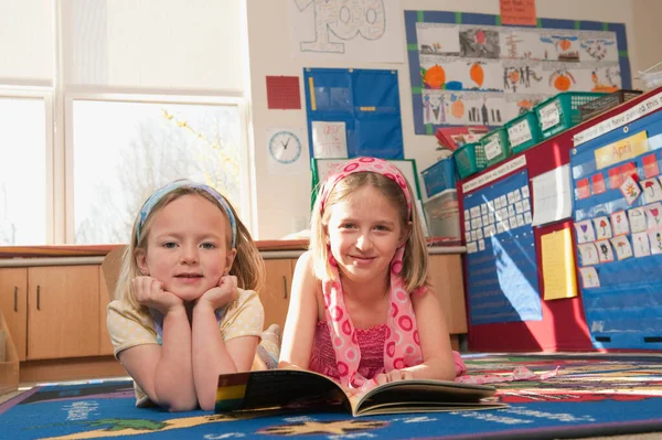 Twee Meisjes Zitten Vloer Lezen Een Boek — Stockfoto