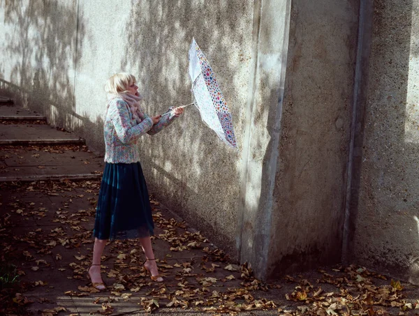 Woman Holding Out Umbrella — kuvapankkivalokuva