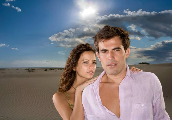 Jovem casal retrato praia — Fotografia de Stock