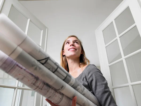 Mujer Que Tiene Impresiones Azules — Foto de Stock