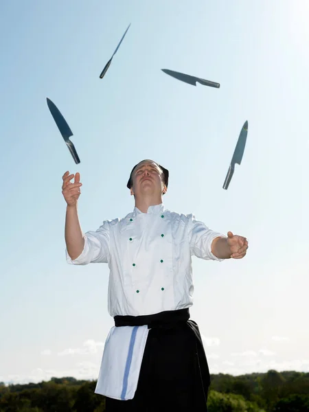 Chef Haciendo Malabares Con Cuchillos —  Fotos de Stock