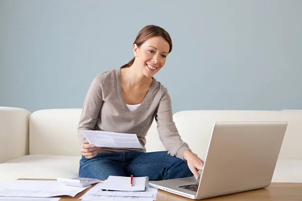 Jeune Femme Avec Des Documents Aide Ordinateur Portable Image En Vente