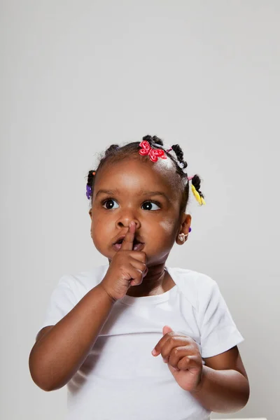 Meisje Met Vinger Lippen — Stockfoto