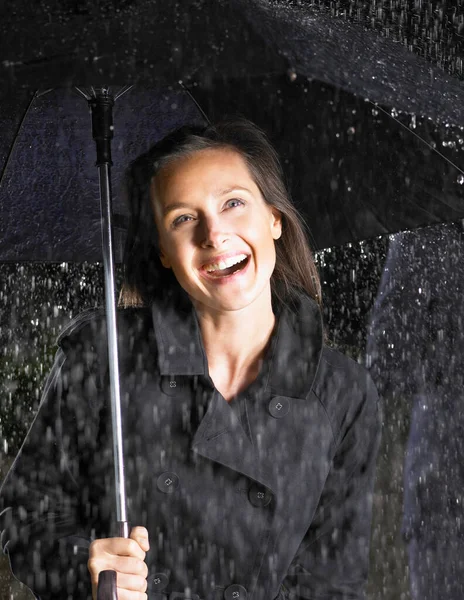 Vacker Ung Kvinna Med Paraply Leende — Stockfoto