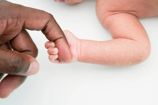父親の指を握ってる赤ん坊 — ストック写真