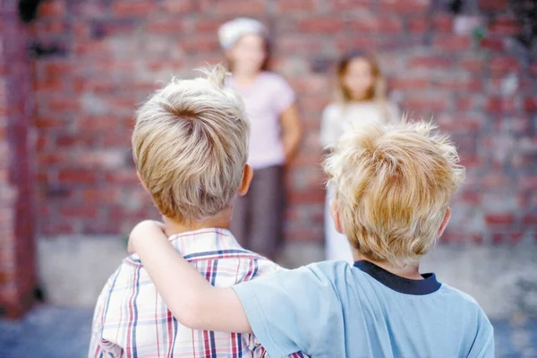 Ragazzi Ragazze Fronte All Altro — Foto Stock