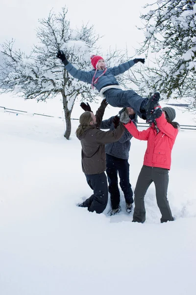 Νέοι Διασκεδάζουν Στο Χιόνι — Φωτογραφία Αρχείου