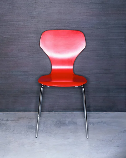 Uma cadeira vermelha na moda — Fotografia de Stock