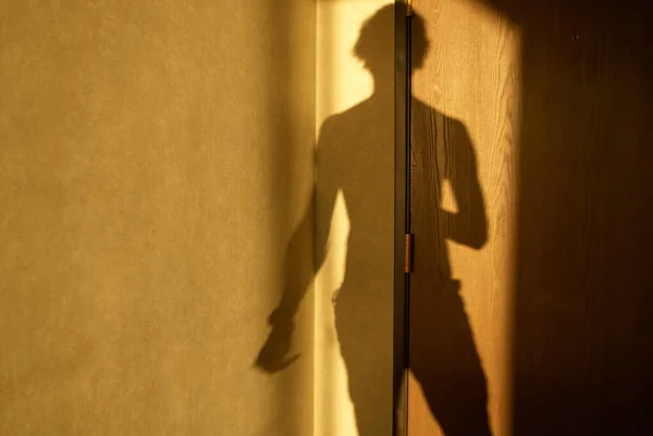 Otel Odasının Kapısında Bir Adamın Gölgesi — Stok fotoğraf