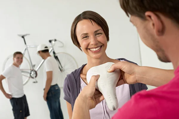 Mujer Que Comprueba Comodidad Carga — Foto de Stock