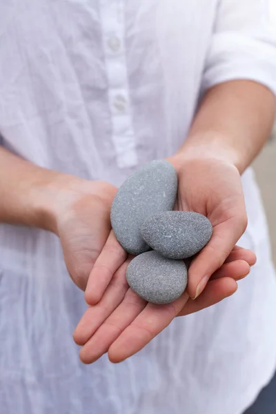 Las Manos Las Mujeres Con Piedras — Foto de Stock