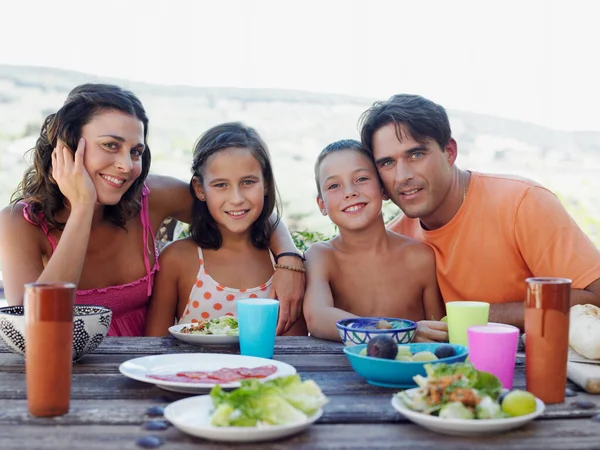 Familia Comiendo Aire Libre —  Fotos de Stock