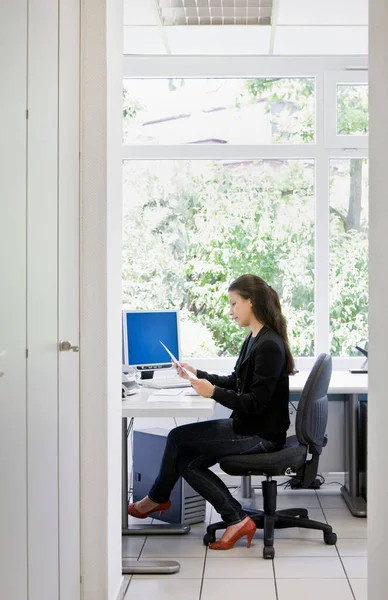 Mujer Escritorio Oficina — Foto de Stock