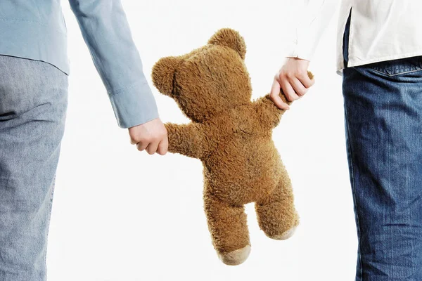 Paar Hält Teddybär Der Hand — Stockfoto