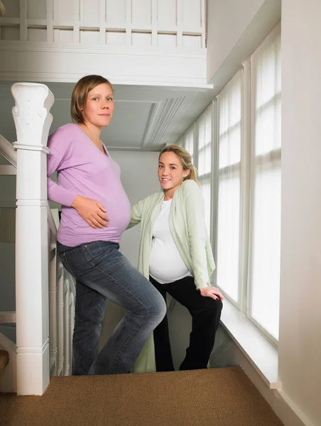 Mujeres Embarazadas Las Escaleras —  Fotos de Stock