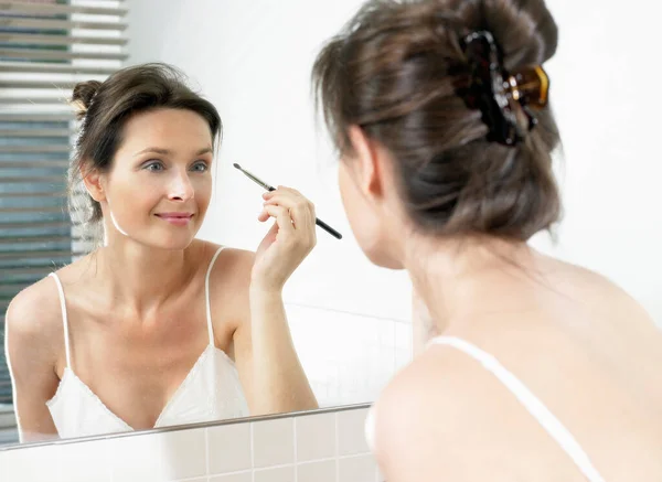 Woman Bathroom Applying Makeup — Stock Photo, Image