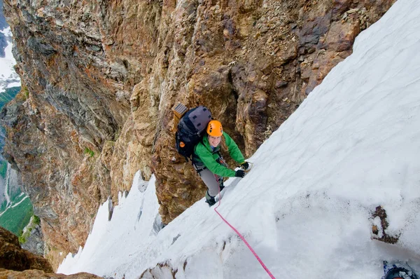 Una Giovane Donna Che Arrampica Sul Monte Furia — Foto Stock