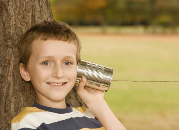 Jongen Luisteren Naar Tin Kan Telefoon — Stockfoto