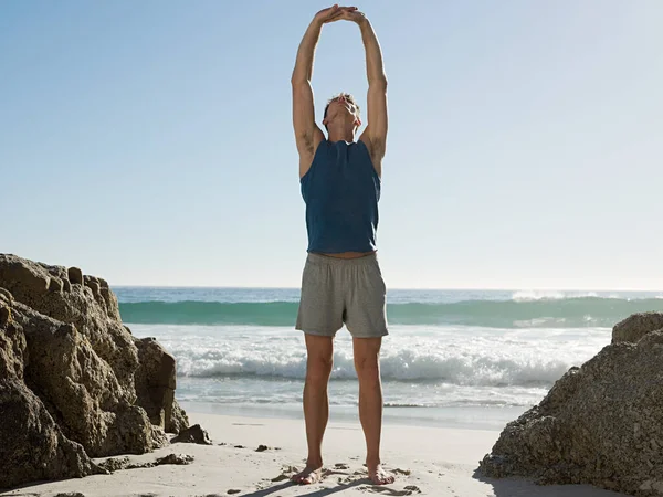 Jeune Homme Faisant Yoga Sur Plage — Photo