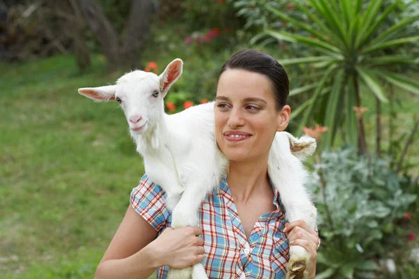 Junges Mädchen Mit Ziege Auf Den Schultern — Stockfoto