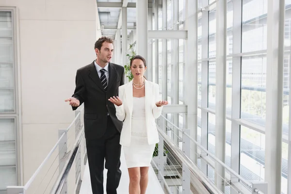 Pareja Negocios Pasillo — Foto de Stock