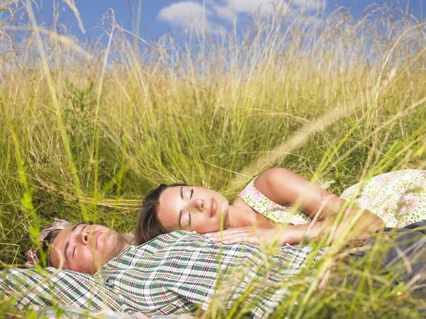 Casal Deitado Campo Gramíneas Altas — Fotografia de Stock