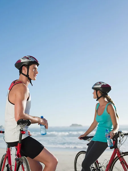 Young Couple Cycling Beach — Stock Photo, Image