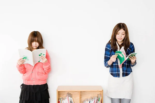 Mladé Ženy Čtou Knihy — Stock fotografie