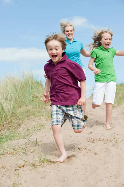 Fratello Sorelle Che Corrono Spiaggia — Foto Stock