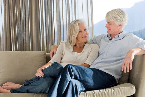 Casal Meia Idade Relaxando Sofá Juntos — Fotografia de Stock