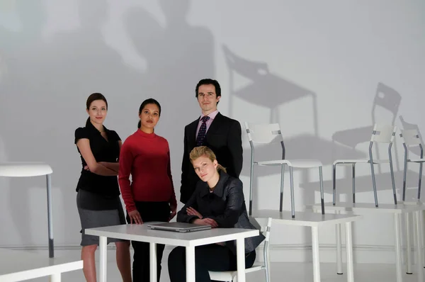 Group Portrait Businesspeople Late Night Office — Stock Photo, Image