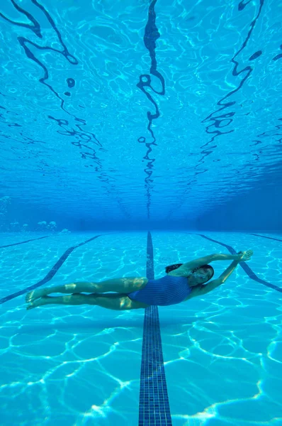 Vrouw Zwemmen Het Zwembad Onderwater Uitzicht — Stockfoto