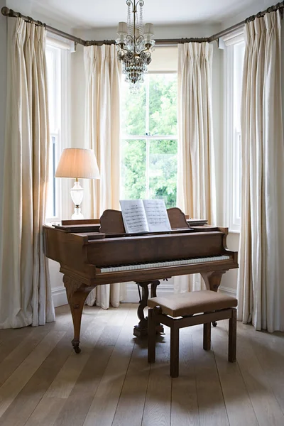 Πιάνο Δίπλα Παράθυρο — Φωτογραφία Αρχείου