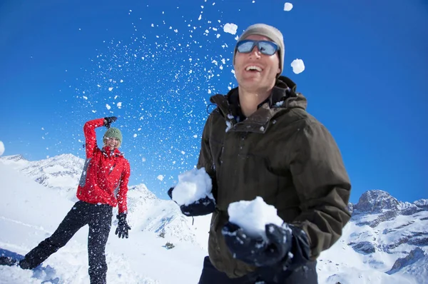 Junges Paar Spielt Schnee — Stockfoto