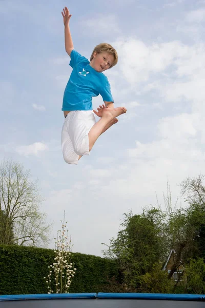 Αγόρι Που Παίζει Στο Τραμπολίνο — Φωτογραφία Αρχείου