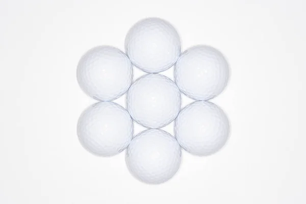 Επτά Μπάλες Του Γκολφ Πάνω Από Λευκό Φόντο — Φωτογραφία Αρχείου