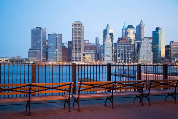 Uitzicht op de skyline van New York vanaf Brooklyn Bridge — Stockfoto