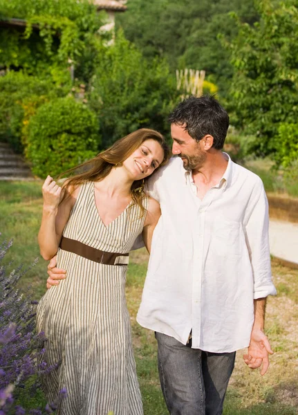 Retrato Casal Caminhando Jardim — Fotografia de Stock