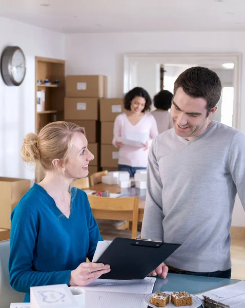 Paar Führt Geschäfte Von Hause Aus — Stockfoto