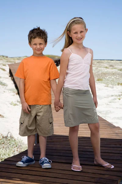 Bruder Und Schwester Auf Die Strand — Stockfoto